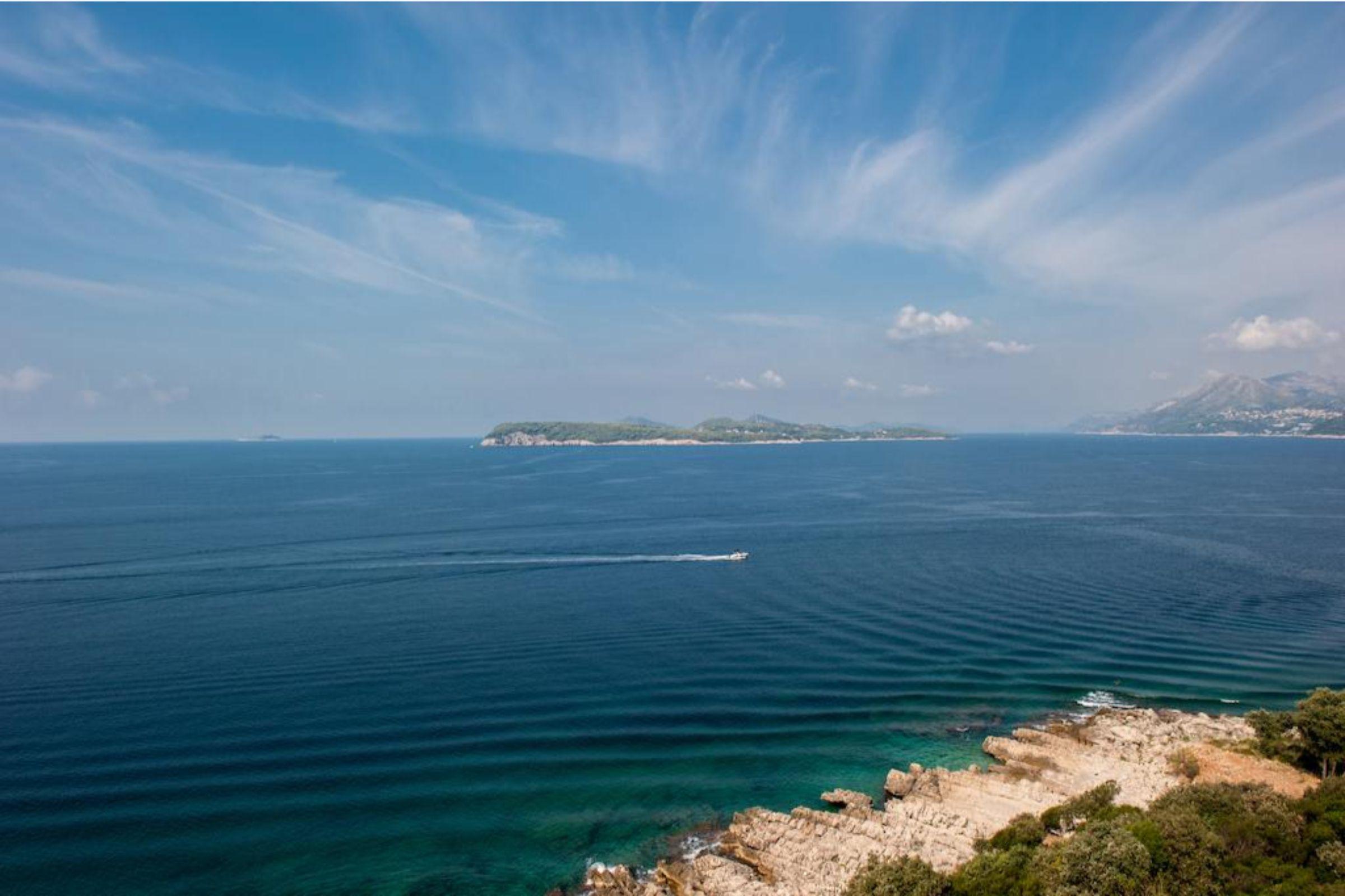 דוברובניק Royal Princess Hotel מראה חיצוני תמונה View of the island of Brač from the coast of the island of Hvar