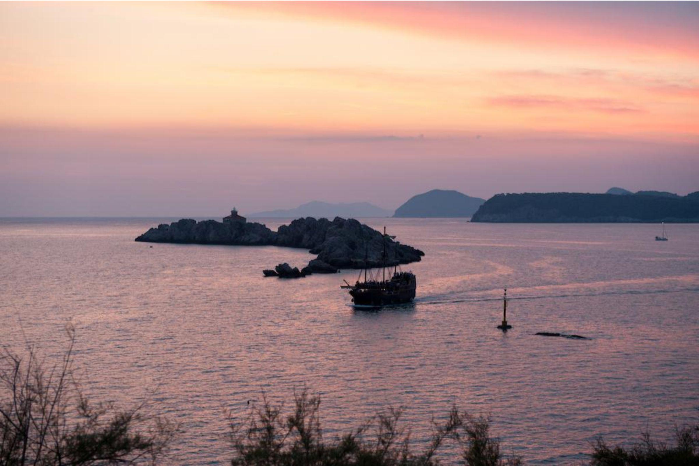 דוברובניק Royal Princess Hotel מראה חיצוני תמונה Sunset over the Gulf of Poetto
