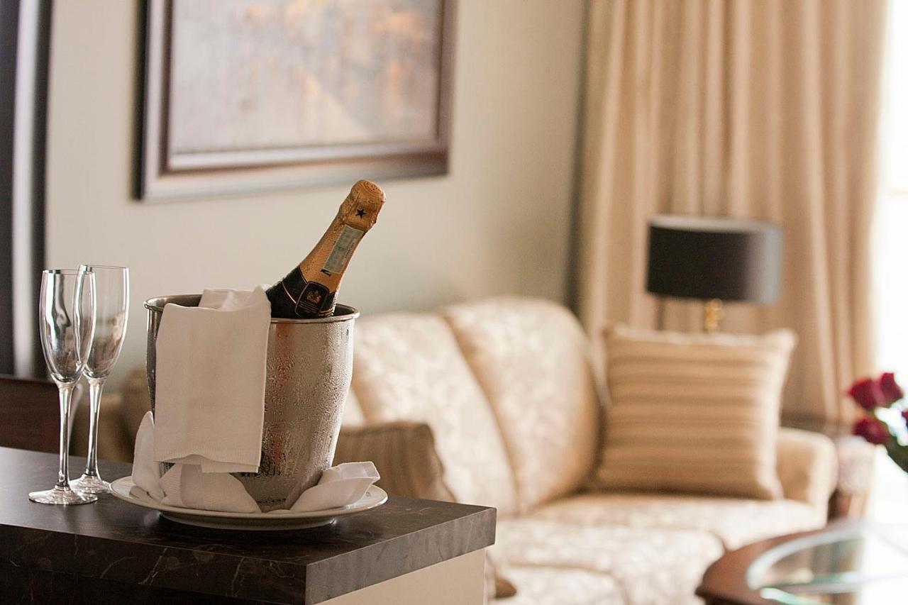 דוברובניק Royal Princess Hotel חדר תמונה A bottle of champagne in a champagne bucket