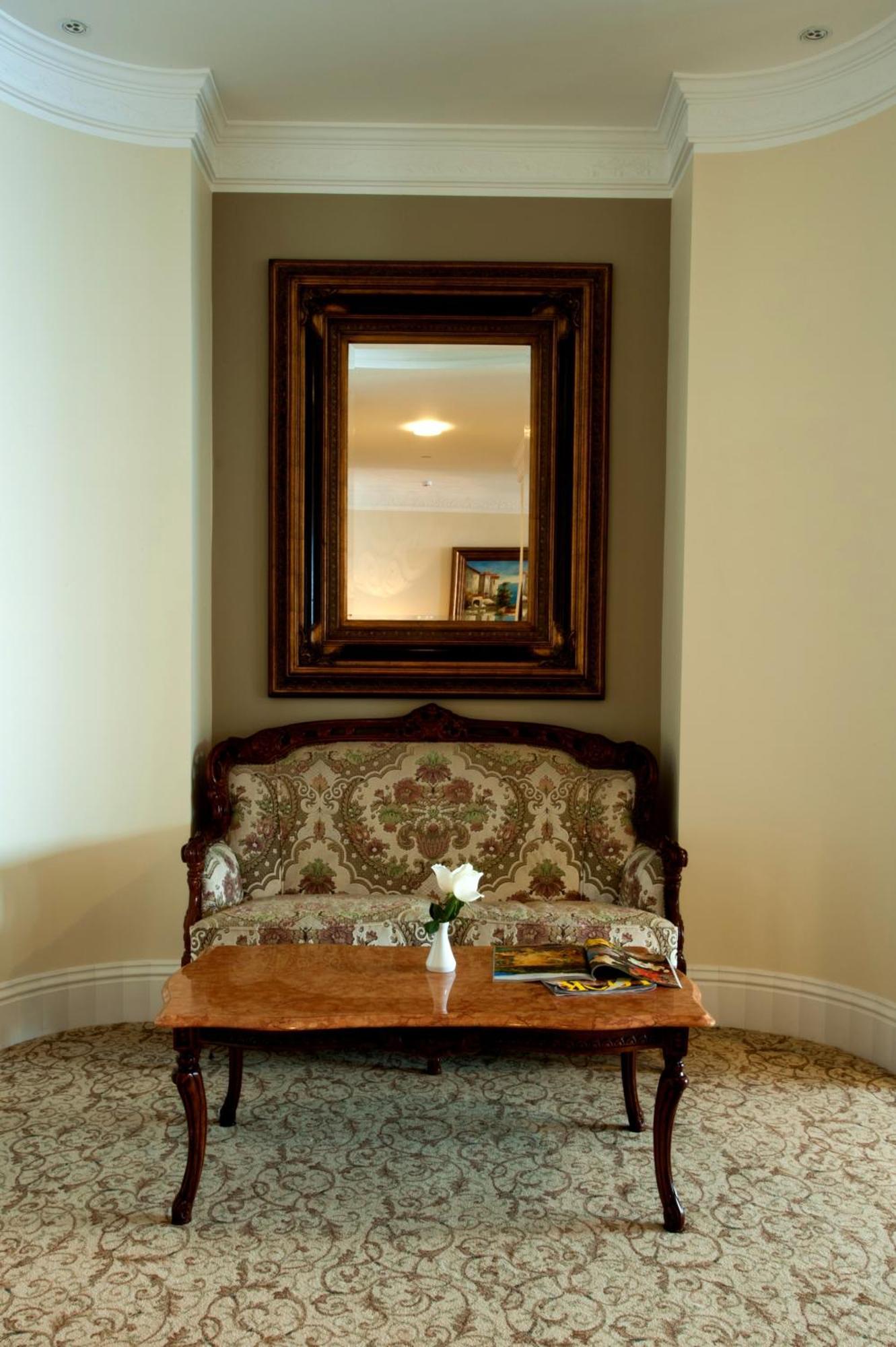 דוברובניק Royal Princess Hotel מראה חיצוני תמונה A settee in a hotel room