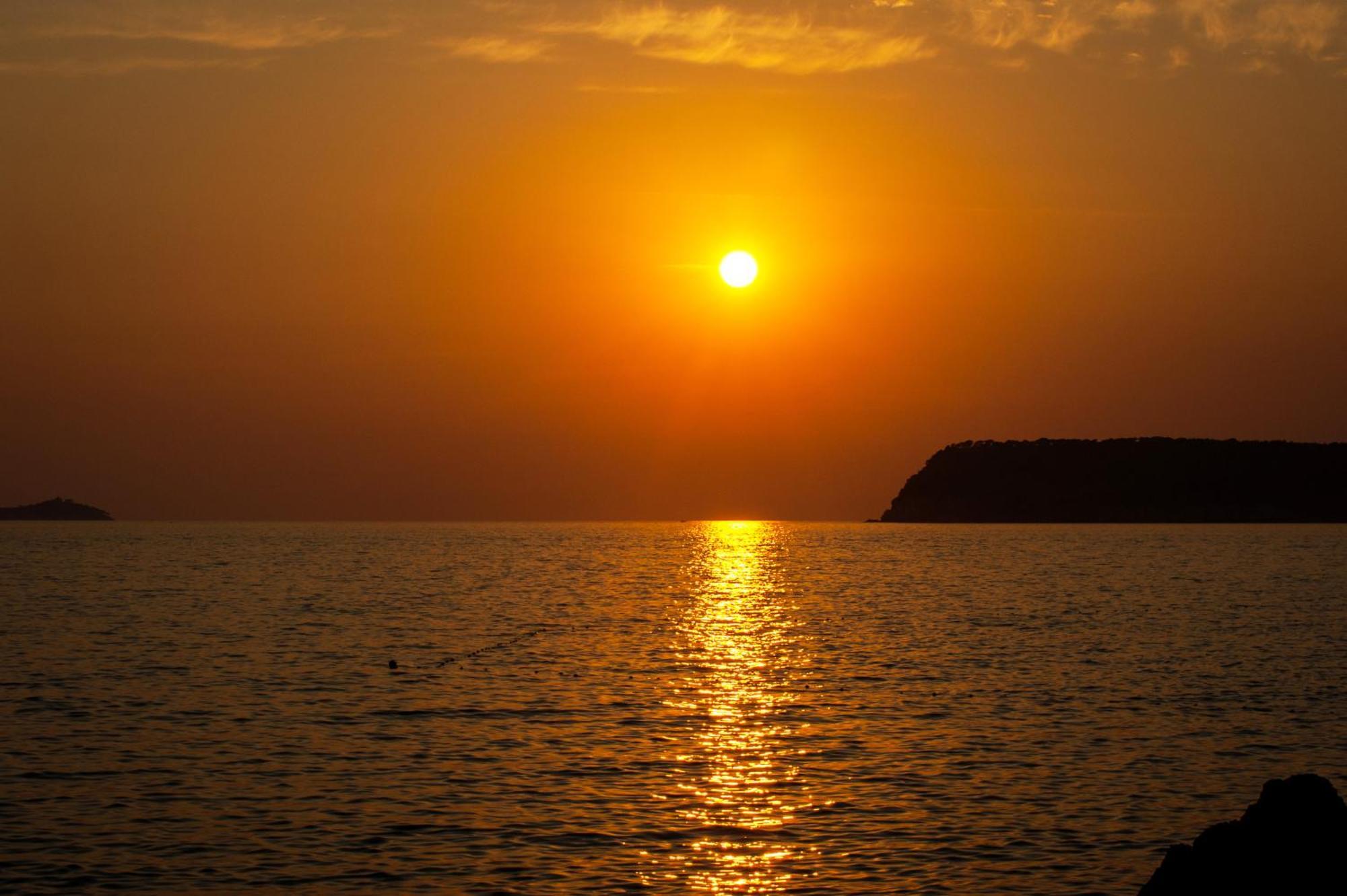 דוברובניק Royal Princess Hotel מראה חיצוני תמונה Sunset over the Gulf of Policastro