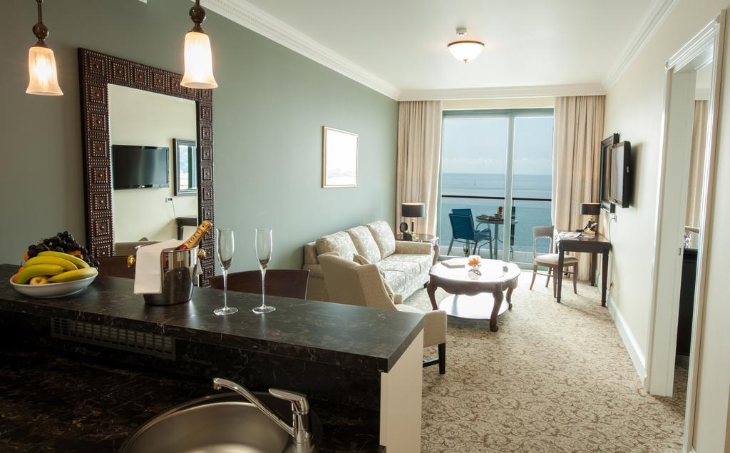 דוברובניק Royal Princess Hotel חדר תמונה A typical suite at the Hilton San Diego Bayfront